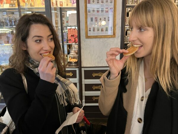 Deux filles qui mangent une gaufre